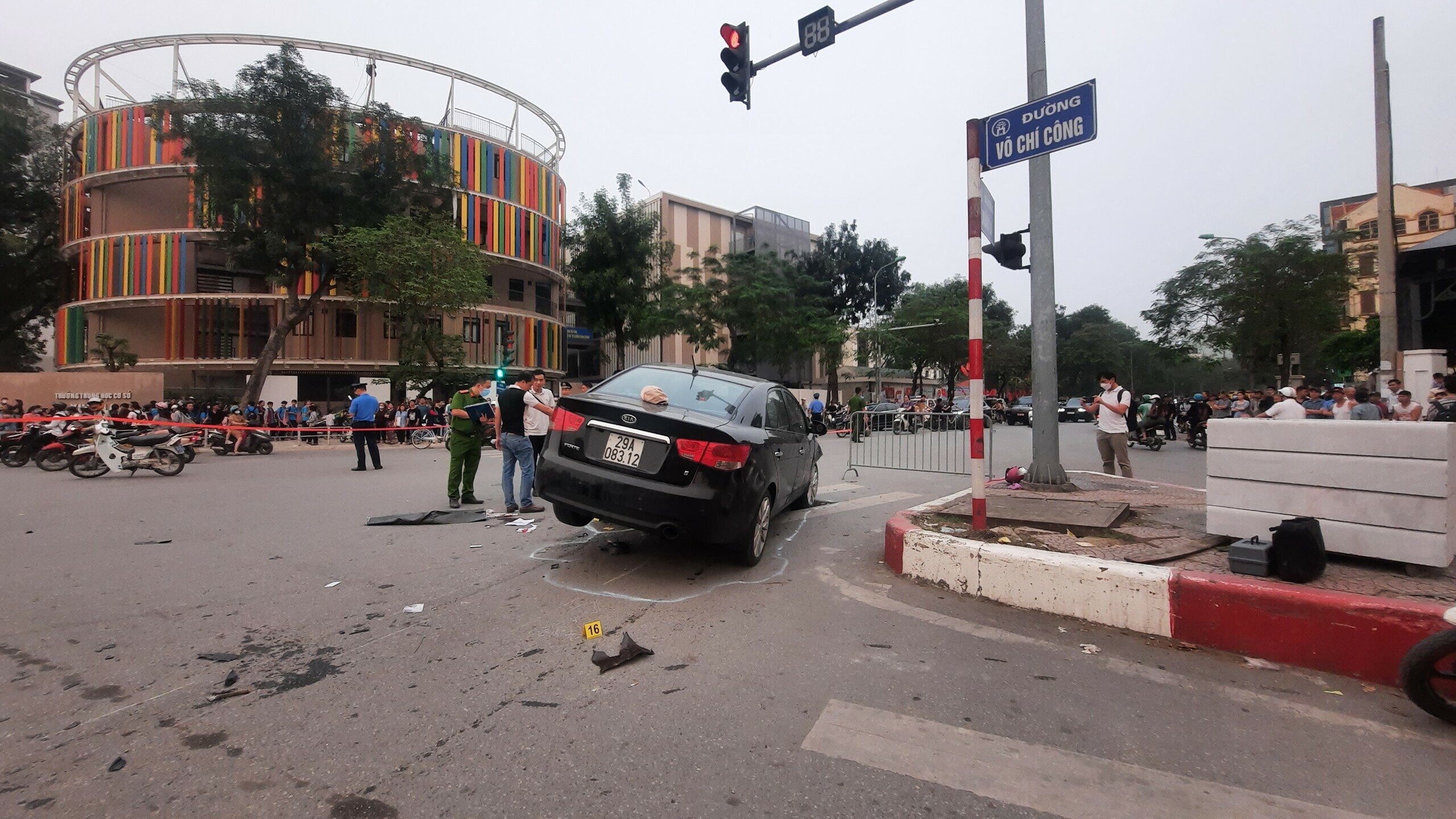Vào 17h hôm nay (5/4), tại ngã tư đèn xanh, đèn đỏ đường Võ Chí Công giao với đường Xuân La (quận Tây Hồ, TP Hà Nội), một chiếc ô tô bất ngờ tông liên hoàn vào 17 xe máy.