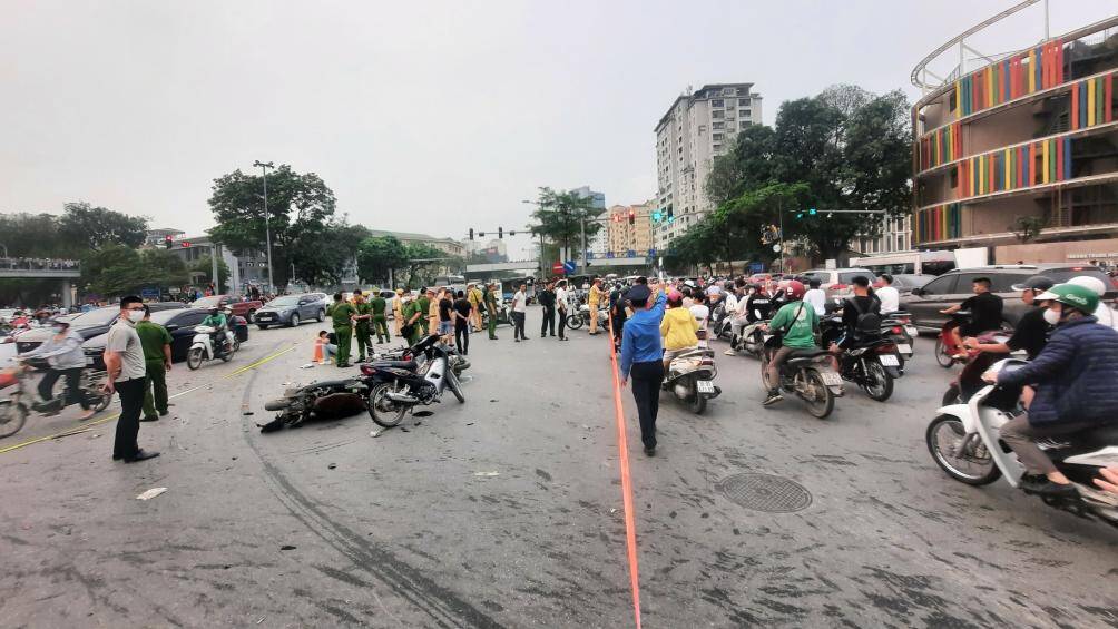 Cách đó 30 mét là hàng chục chiếc xe máy, xe đạp điện nằm la liệt.