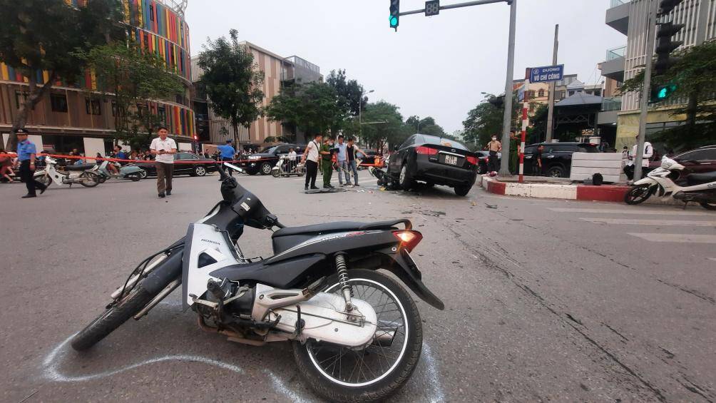 Một nhân chứng tại đây cho biết, chiếc xe này đang lưu thông trên đường Võ Chí Công hướng về Cầu Giấy, đến đèn xanh, đèn đỏ giao với đường Xuân La thì bất ngờ lao nhanh với tốc độ cao.