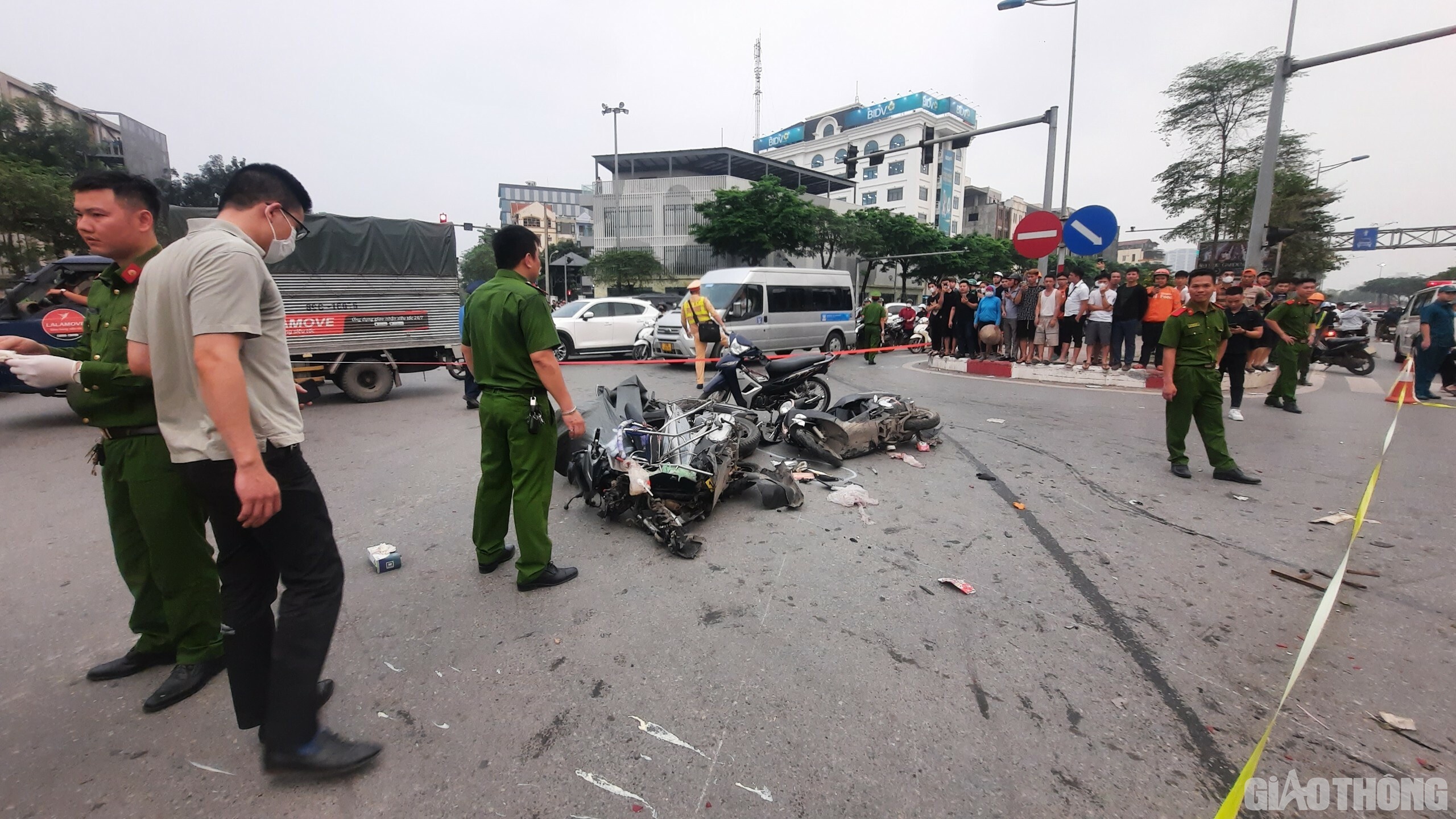 Được biết, ông Vĩnh vừa chở vợ khám bệnh ở Bệnh viện Tim Hà Nội đi ra thì bất ngờ va chạm với 17 chiếc xe máy, làm 17 người bị thương.