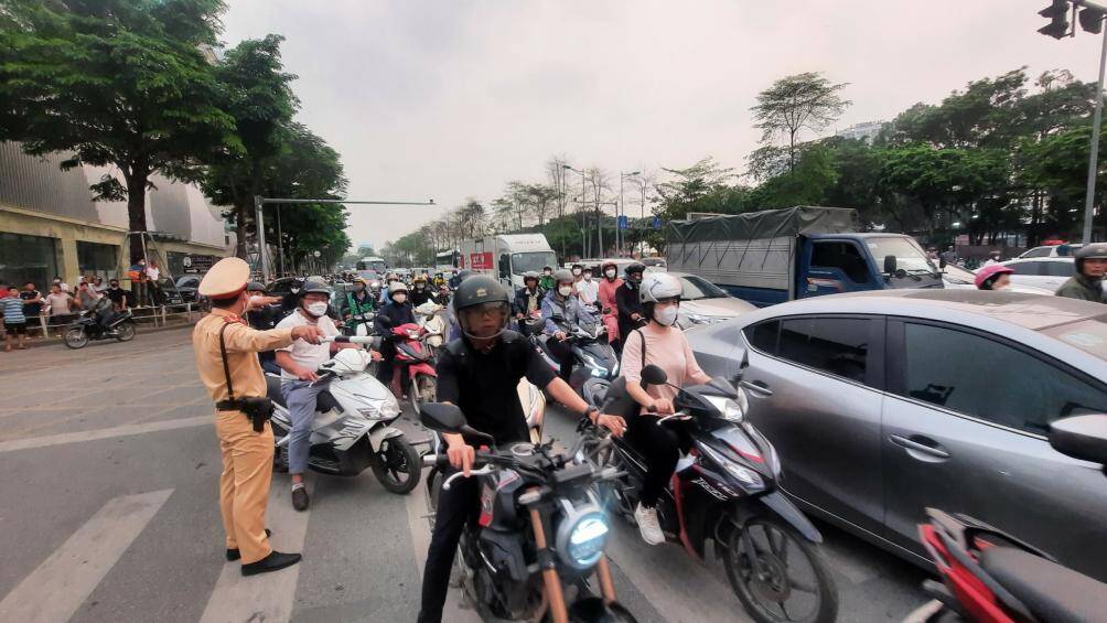 Vụ tai nạn liên hoàn này đã khiến đường Võ Chí Công ùn tắc nhiều giờ.