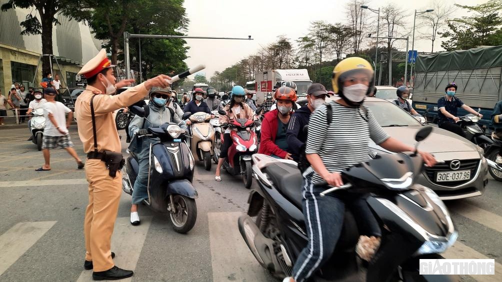 Ngoài ra, lực lượng công an còn thực hiện công việc điều tiết giao thông để giảm ùn tắc tại nút giao thông Võ Chí Công giao với Xuân La.