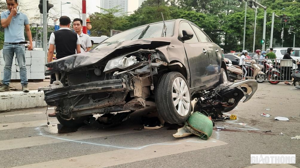 Có mặt tại hiện trường vụ tai nạn, PV Báo Giao thông nhận thấy, toàn bộ phần đầu của chiếc xe ô tô này đã bị hỏng.