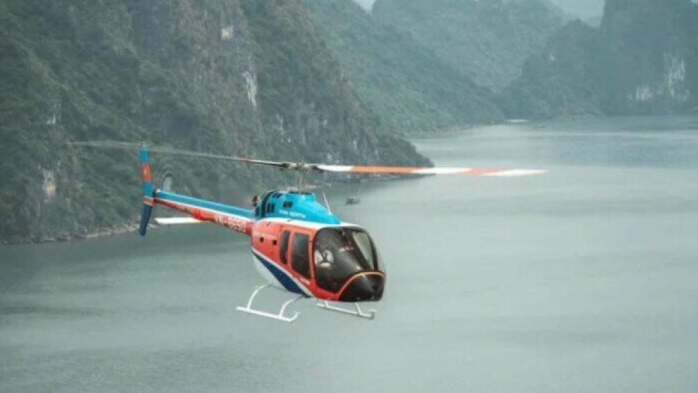 Khoảng 16h50 ngày 5/4/2023, máy bay Bell-505, số hiệu VN-8650 của Công ty Trực thăng Miền Bắc thuộc Tổng công ty Trực thăng Việt Nam (Binh đoàn 18, Bộ Quốc phòng) do Đại tá Chu Quang Minh điều khiển xuất phát từ bãi đáp Tuần Châu thực hiện chở khách tham quan vịnh Hạ Long