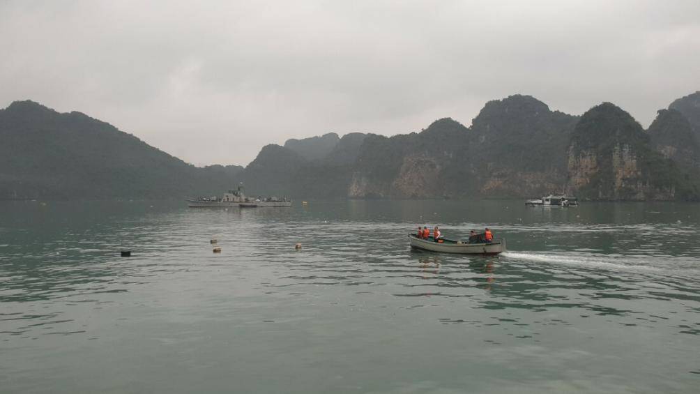 Thời điểm máy bay gặp nạn, ngoài Đại tá Minh còn có 4 hành khách đều có hộ khẩu thường trú tại Đà Nẵng và đến Quảng Ninh để đi tour tham quan vịnh Hạ Long bằng máy bay trực thăng
