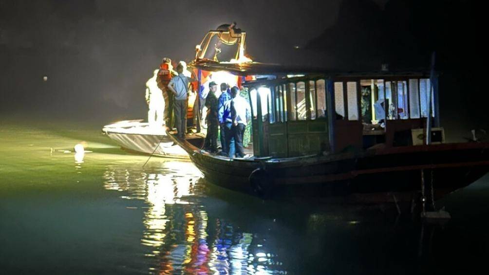 Ngay sau khi sự việc xảy ra, nhiều cán bộ, chiến sĩ cùng hàng chục tàu, xuồng của các đơn vị biên phòng, cảnh sát biển, hải quân, CSGT đường thủy, Cục CSGT, thợ lặn... được huy động, xuyên đêm tìm kiếm nạn nhân vụ máy bay rơi