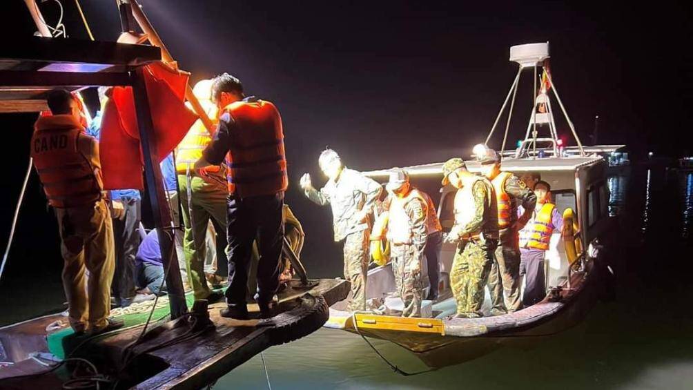Đến rạng sáng 6/4, thêm 1 thi thể được đưa lên bờ. Người này được xác định là Đại tá phi công Chu Quang Minh, người điều khiển chiếc máy bay trực thăng Bell-505