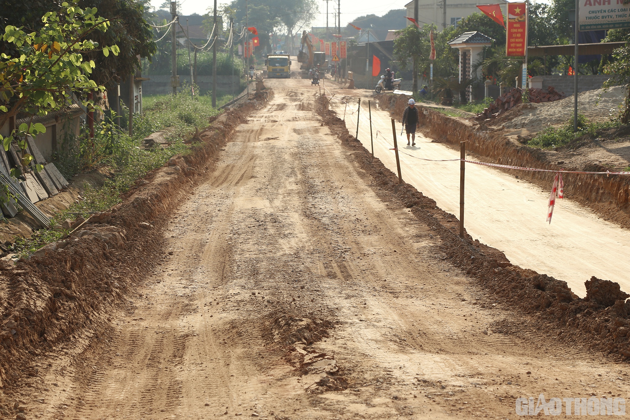 Đặc biệt, đoạn trước mặt Trường Mầm non Nghĩa Hợp (xã Nghĩa Hợp) có một đoạn dài khoảng hơn 50m đang được nhà thầu cho máy, múc sâu xuống đường khoảng gần 1m để xử lý nền phía dưới.