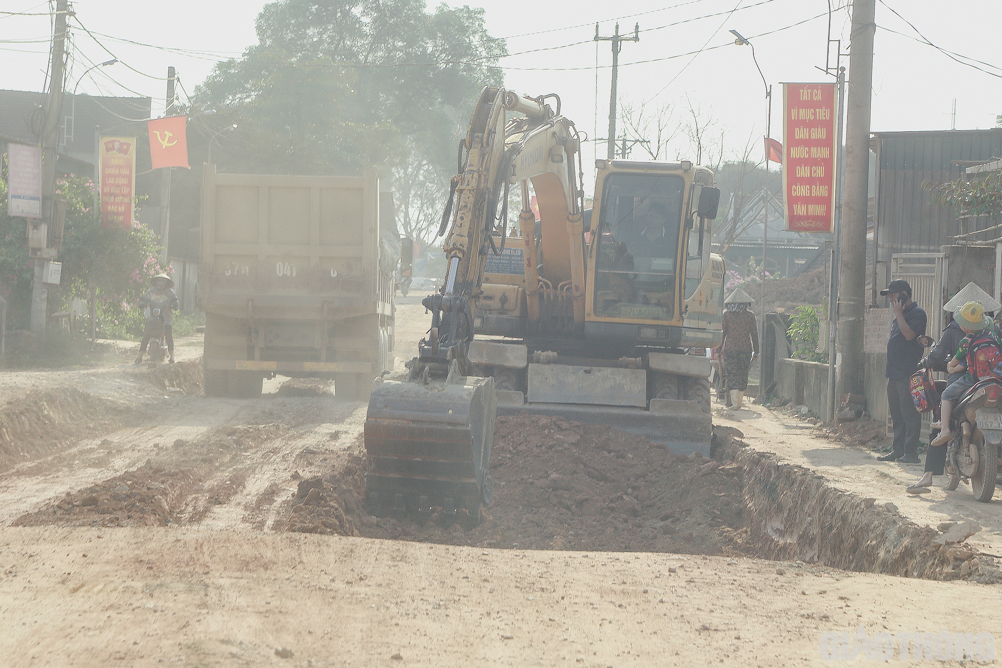 Chiều 4/4, có mặt tại tuyến đường này, PV Báo Giao thông ghi nhận đây là trục đường chính, xuyên từ thị trấn đi nhiều xã của huyện Tân Kỳ và nối ra đường Hồ Chí Minh nên lưu lượng phương tiện rất lớn. Thế nhưng, hiện trên tuyến có hàng chục vị trí trên mặt đường nhựa đã được cào bóc lên để sửa chữa.