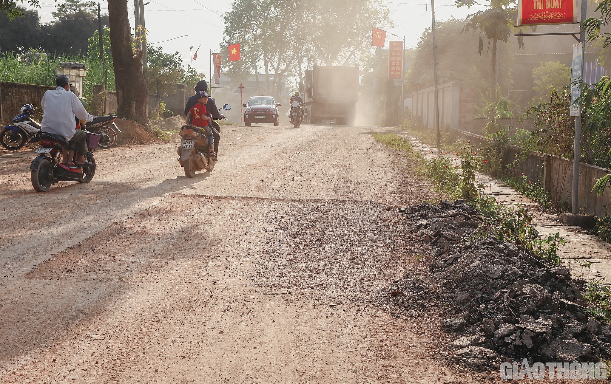 Một người phụ nữ sinh sống gần mặt đường này - đoạn qua xóm Trường Thọ, xã Nghĩa Dũng - xác nhận: Đường vừa mới làm xong mà phải bóc lên làm lại, ngày nắng thì bụi mù mịt, còn ngày mưa thì lầy lội, tội nhất là các cháu học sinh đi học quần áo cứ lấm lem vì bụi, bùn.
