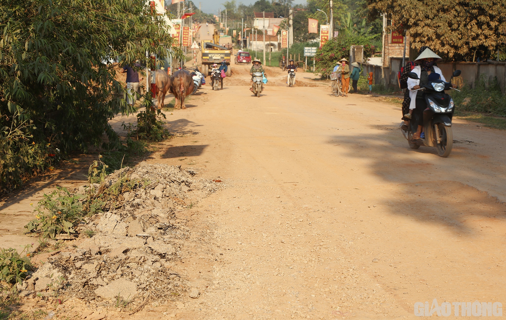 Một người đàn ông sống ngay tại đây (xóm Hoàng Sơn, xã Nghĩa Hợp) cho biết: Tuyến đường này mới thi công xong trước Tết 2023 nhưng đã hư hỏng. Mới đây nhà thầu phải dùng máy múc hết toàn bộ để xử lý lại phần nền phía dưới. Nghe tin có đường mới, người dân ai cũng mừng nhưng nhìn thấy chất lượng thế này không ít người ngán ngẩm.