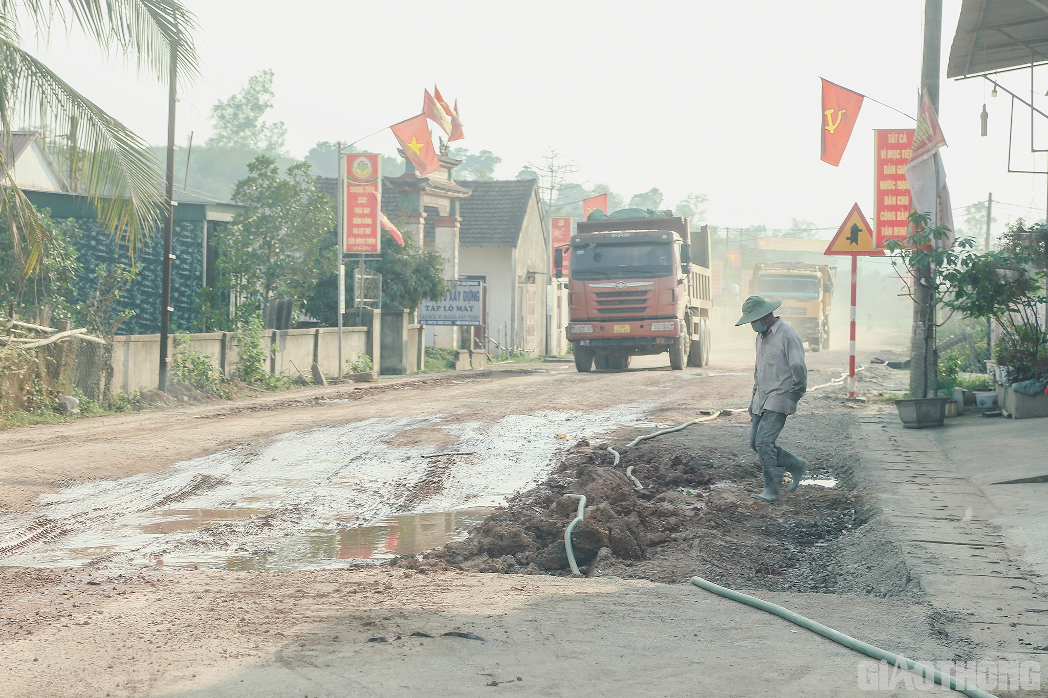 Ông Võ Văn Lợi, Chủ tịch UBND xã Nghĩa Hợp cho biết: Dự án QL15B được triển khai từ năm 2012 nhưng do thiếu nguồn vốn nên bị gián đoạn. Khi nghe tin thi công đường, người dân và cấp uỷ chính quyền địa phương rất phấn khởi. Rất mong huyện và các nhà thầu quan tâm hoàn thành dự án sớm, đảm bảo chất lượng để người dân sử dụng an toàn, phát huy hiệu quả.