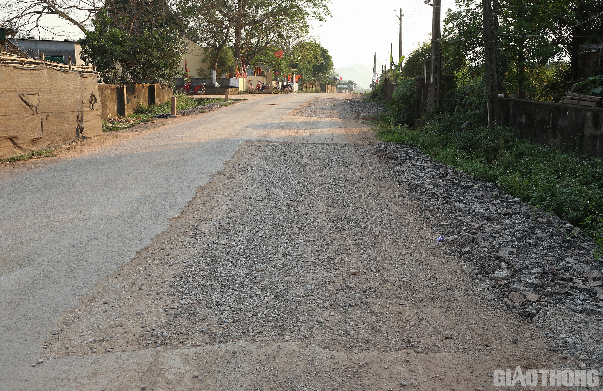 Tuy nhiên, người dân chưa kịp phấn khởi với con đường mới được rải nhựa, thì đường đã hư hỏng nhiều chỗ. Dù phía cuối tuyến vẫn chưa hoàn thiện, nhưng nhà thầu đã phải triển khai sửa chữa những vị trí hư hỏng ở phía đầu và giữa tuyến.