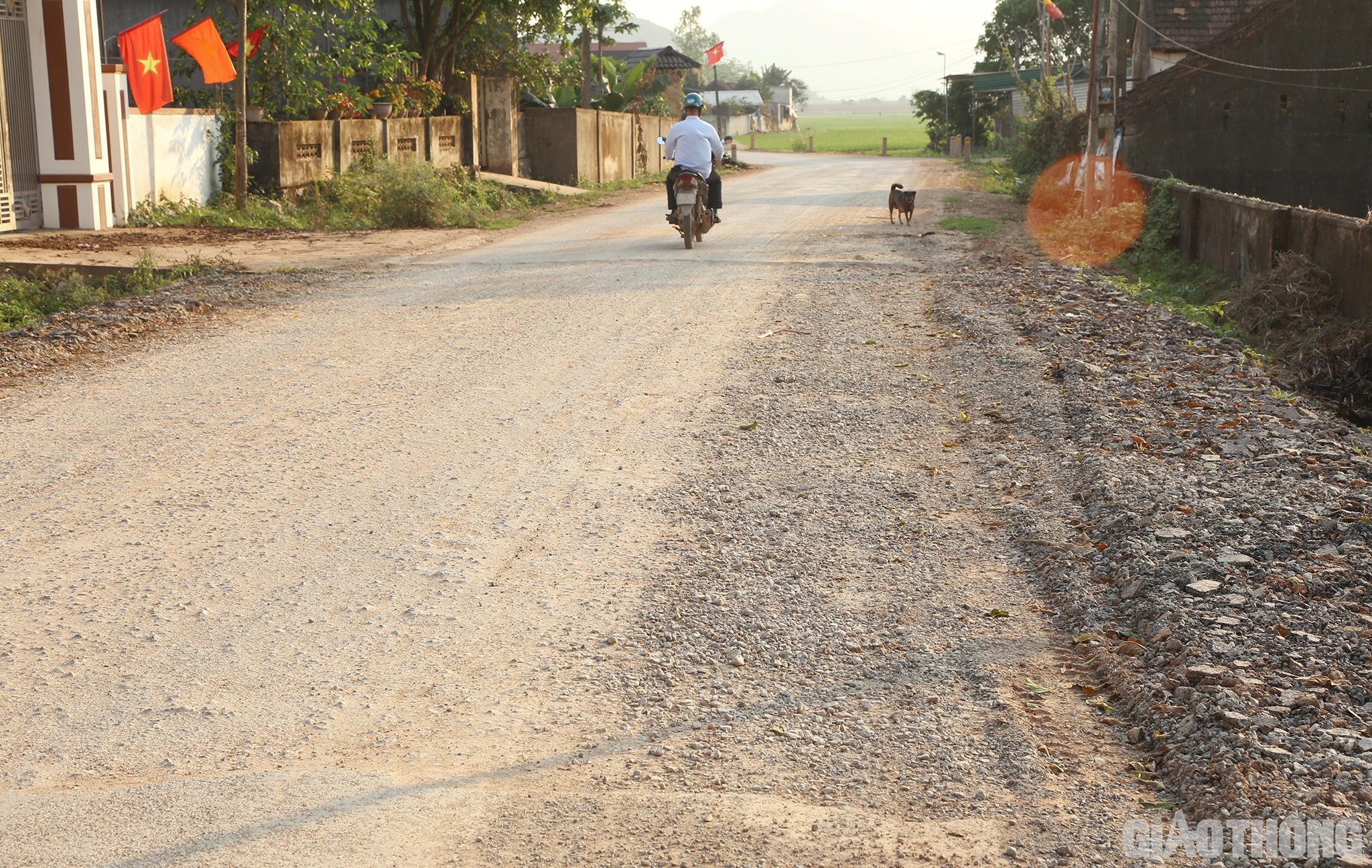 Mặc dù khó khăn nhưng huyện cũng quyết định bỏ ra một phần kinh phí để nhà thầu hoàn thành các đoạn đường hai đầu cầu trên tuyến, sớm đưa vào sử dụng; cũng như hoàn thành tuyến đường trong thời gian tới.