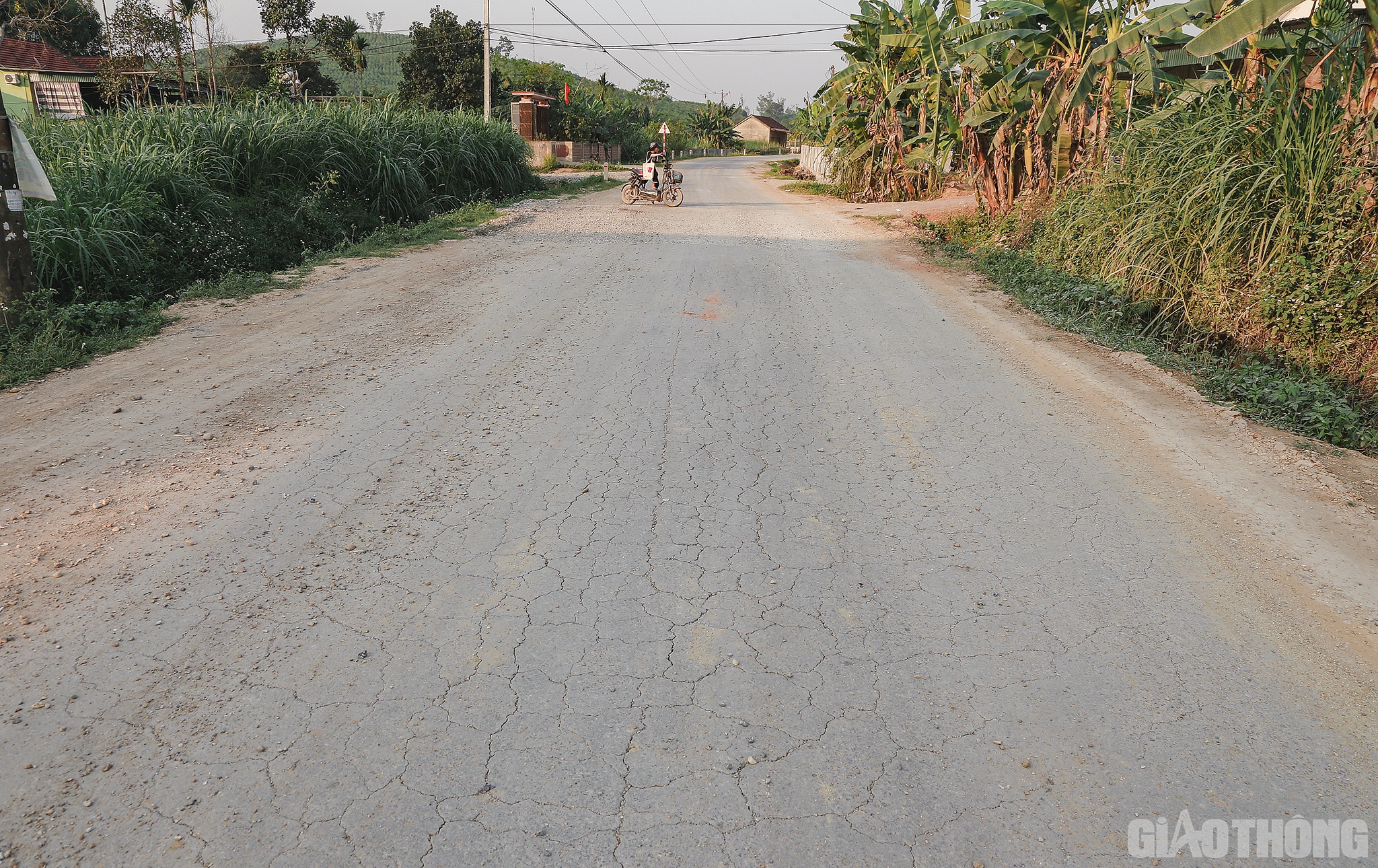 Theo người dân nơi đây, dự án đầu tư xây dựng tuyến đường này cơ bản thi công xong vào cuối năm 2022.