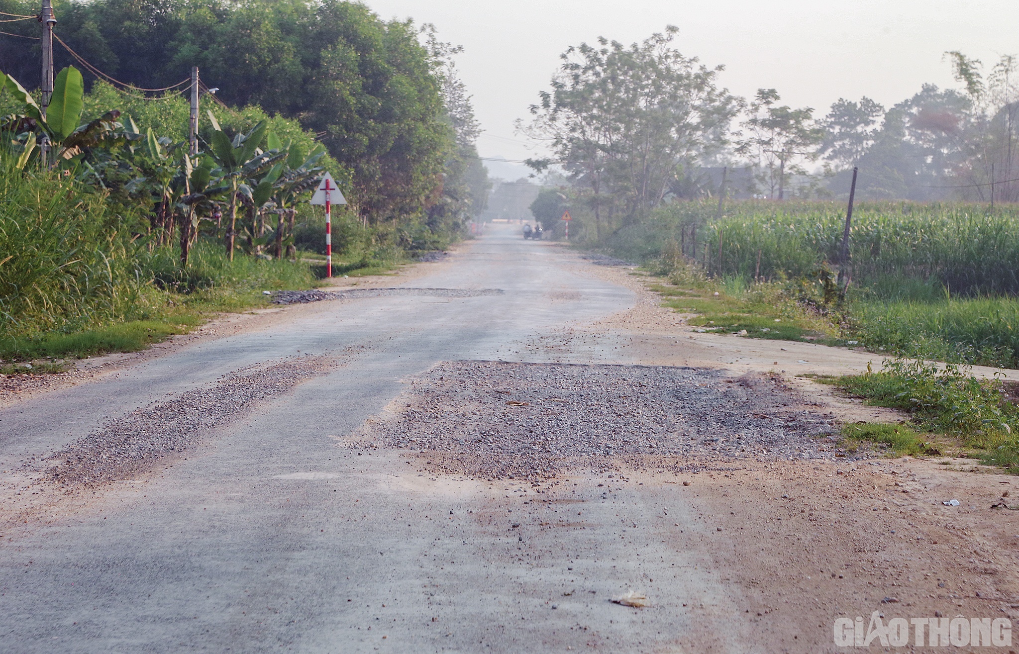 Ngoài nhiều vị trí bị hư hỏng, hiện nay còn có một số cầu trên tuyến đã thi công xong nhưng chưa hoàn thiện đường 2 đầu cầu gây ảnh hưởng không ít tới việc lưu thông của người dân và phương tiện.