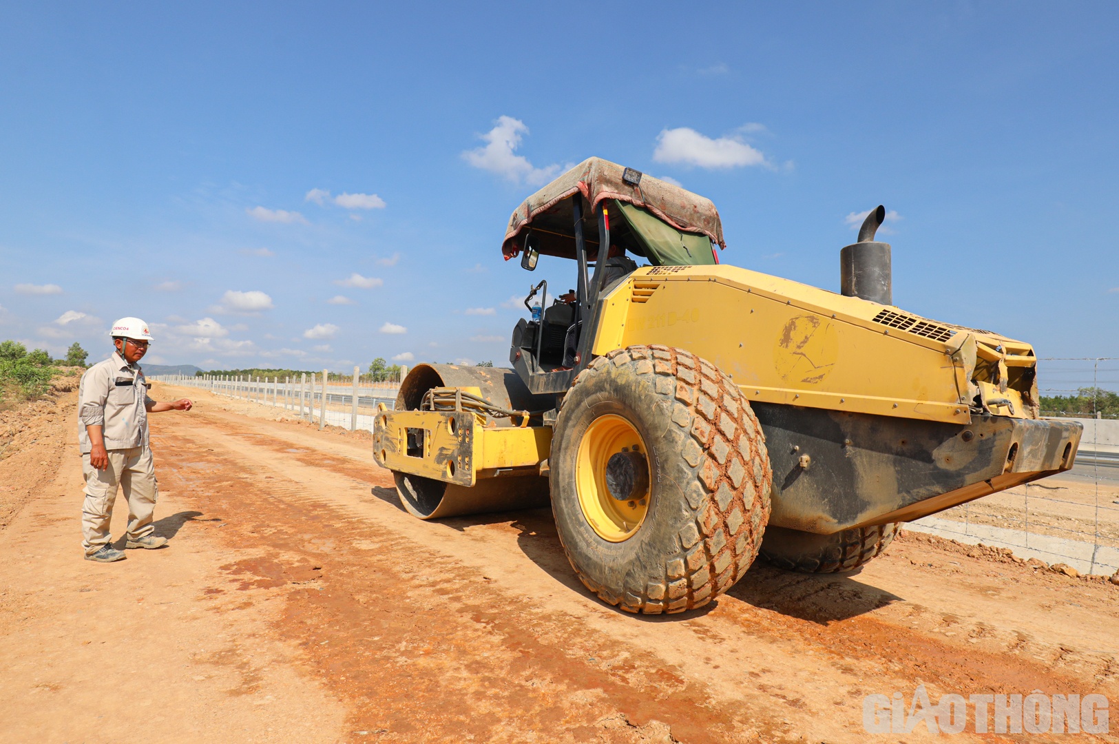Cùng trong liên danh với Phương Thành Tranconsin, đảm nhận khu vực thi công dài hơn 10 km (Km16+400 - Km27), Tập đoàn Cienco4 cũng đang huy động tổng lực bứt tốc phần việc còn lại