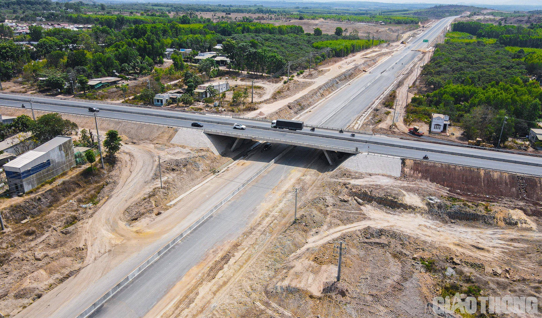 Phụ trách thi công 6 cầu chính tuyến, 18 cầu vượt ngang trên phạm vi từ Km47+672 - Km83+000 gói thầu 3-XL, Công ty TNHH Thương mại và Xây dựng Trung Chính cũng đang tập trung gói gọn những hạng mục còn lại