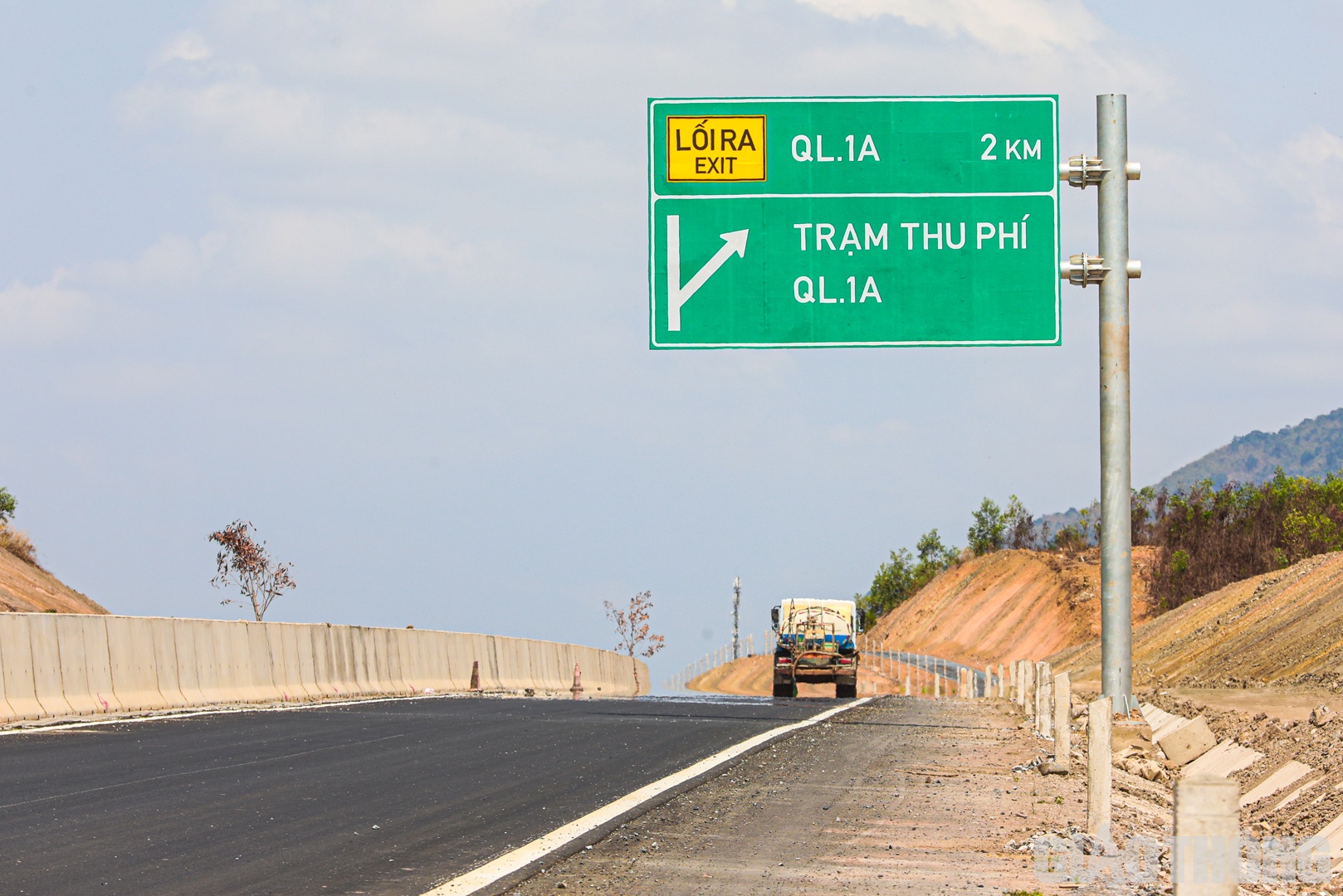 Hệ thống biển báo trên tuyến chính cao tốc Phan Thiết - Dầu Giây đang được các đơn vị thi công cấp tập triển khai, phục vụ đưa dự án vào khai thác