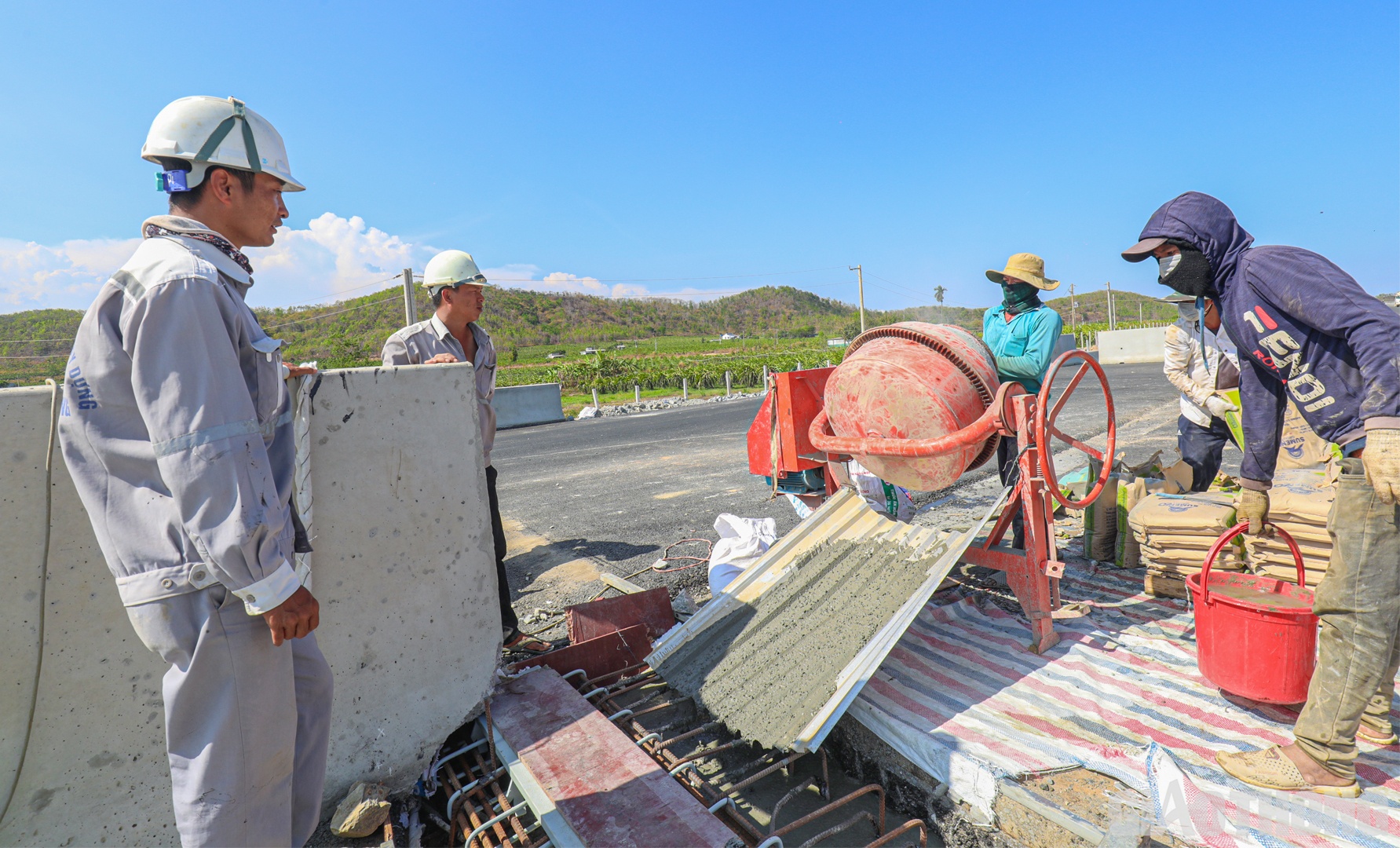 Đại diện ban điều hành thuộc Công ty Liên hợp Xây dựng Vạn Cường cho biết, nhằm đảm bảo tiến độ về đích, toàn bộ 14 khe co giãn và công tác xây kè đá tứ nón tại các cầu tuyến chính sẽ được nhà thầu hoàn thành trước ngày 20/4/2023. “Đối với 5 cầu vượt ngang, phần mặt cầu đã cơ bản hoàn thành, dự kiến sẽ về đích trước ngày 30/4, đảm bảo người dân có đường di chuyển sau khi đưa tuyến chính vào khai thác”, đại diện nhà thầu Vạn Cường thông tin