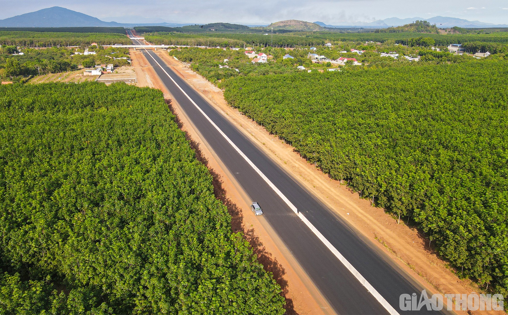 Tính đến hiện tại, gói thầu 4-XL cao tốc Phan Thiết - Dầu Giây do Liên danh Tổng công ty Thăng Long - Cienco6 đảm nhận cũng đã cơ bản hoàn thành tuyến chính