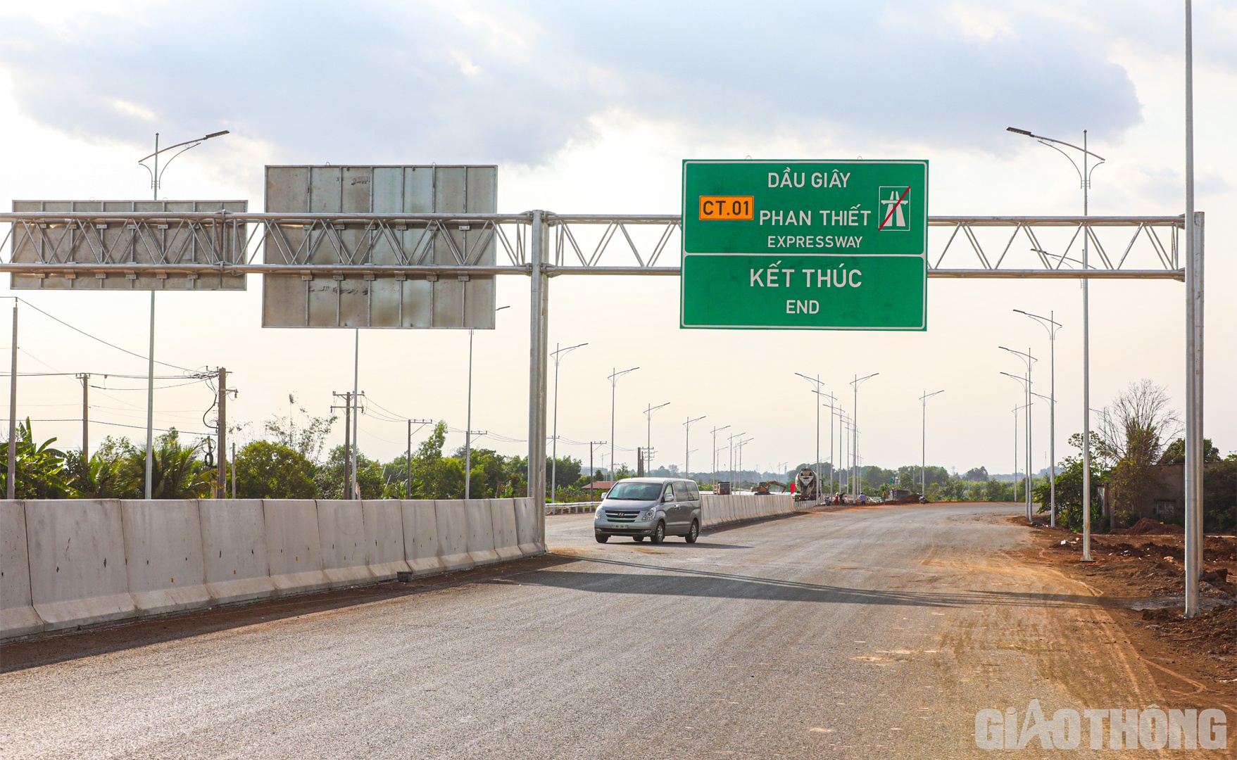 Khối lượng một số hạng mục chính còn lại gồm: gần 8 km bê tông nhựa C12.5; hơn 16 km VTO (bê tông nhựa tạo nhám); hơn 1 km lắp đặt dải phân cách; gần 20 km hộ lan; hệ thống biển báo giao thông, sơn kẻ đường; các đường gom, đường ngang dân sinh