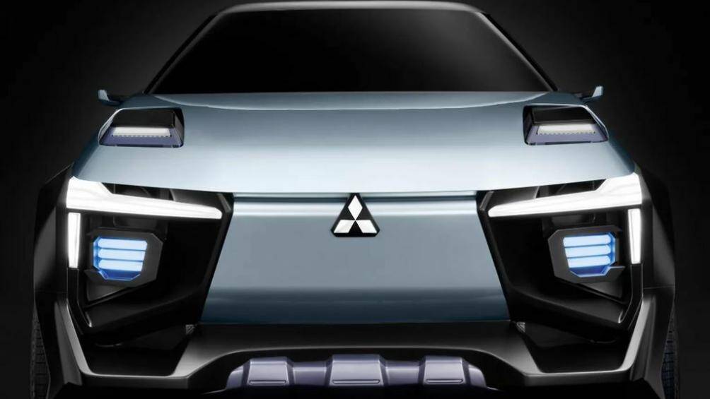 Phần đầu xe được trang bị đèn pha LED gợi nhớ đến Mitsubishi XFC concept. Trên nắp ca-pô của chiếc SUV được gắn các cảm biến, camera...