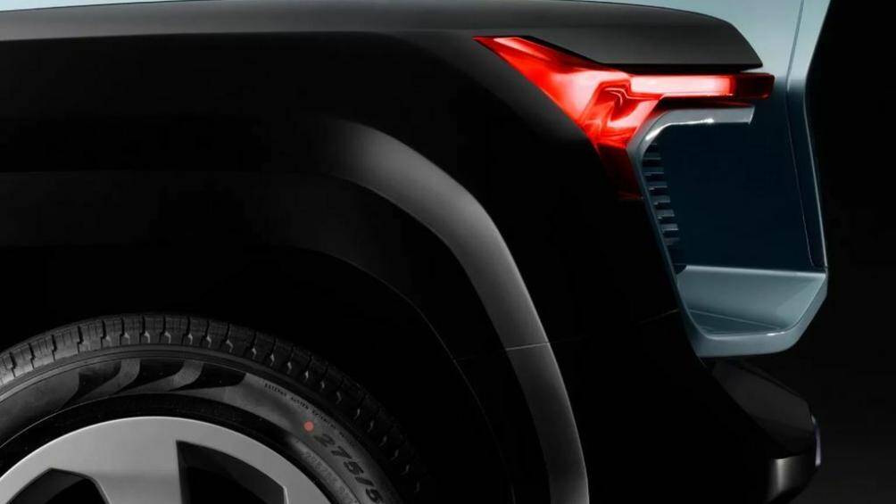 Tiếp đến là đèn LED hình chữ Y, cánh gió đuôi vịt, cánh gió mui nằm trên nóc xe và ốp gầm màu bạc