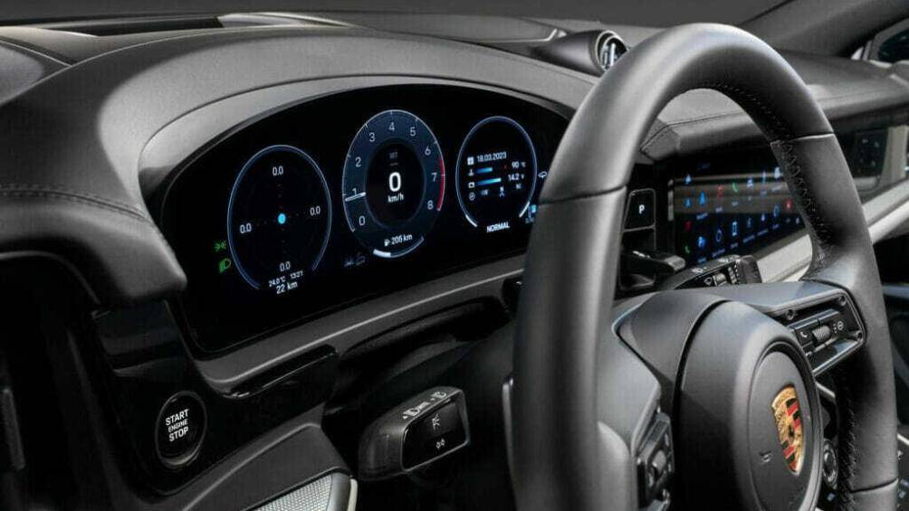 Bảng đồng hồ mới là một màn hình kỹ thuật số được uốn cong, đồng nghĩa với việc loại bỏ đồng hồ kiểu analog truyền thống