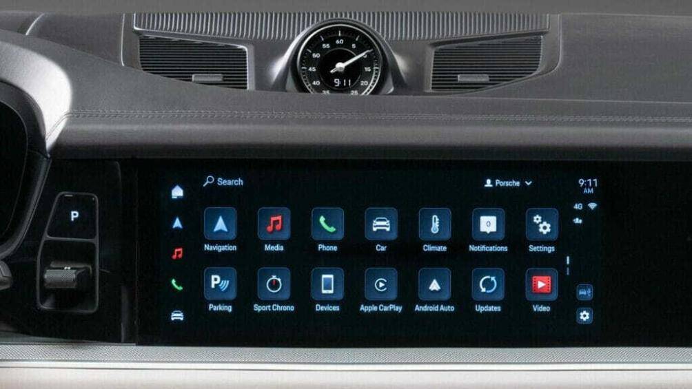 Ở vị trí của người lái là màn hình cong 12,6 inch thay thế cho cụm đồng hồ đo tốc độ và vòng tua máy kiểu analog trước đây