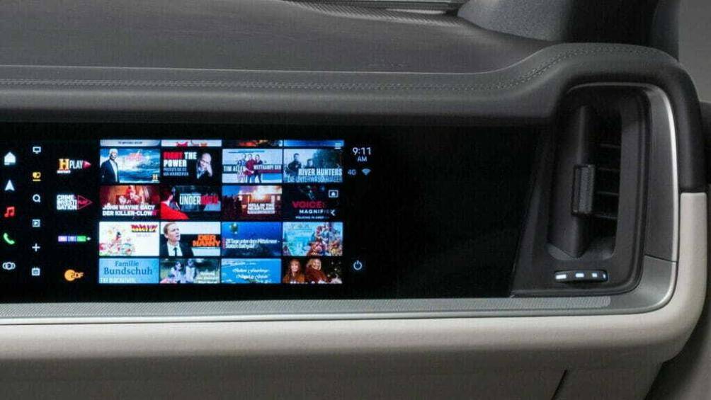 Nâng cấp đáng chú ý nhất trên Porsche Cayenne 2023 là bổ sung tùy chọn màn hình giải trí kích thước 10,9 inch cho ghế hành khách phía trước