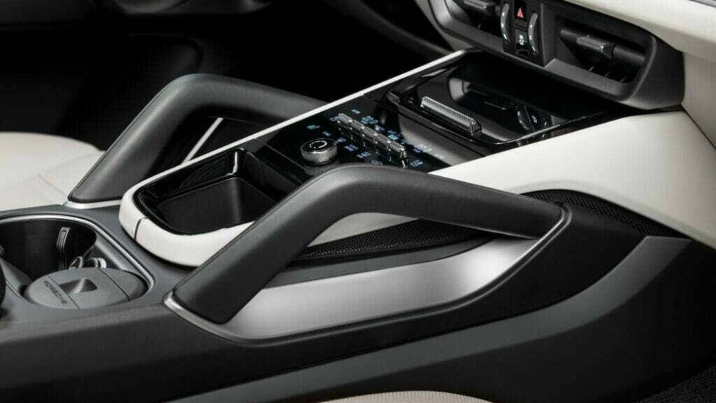 Cayenne 2023 còn được trang bị 2 cổng sạc USB-C ở hộc chứa đồ phía trước và 2 cổng phía sau bệ tì tay trung tâm