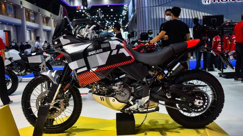 Ducati vừa mang đến triển lãm BIMS 2023 mẫu DesertX với phối màu RR22 lạ mắt, lấy cảm hứng từ chiếc xe đua địa hình những năm 80 Audi RS Q e-tron