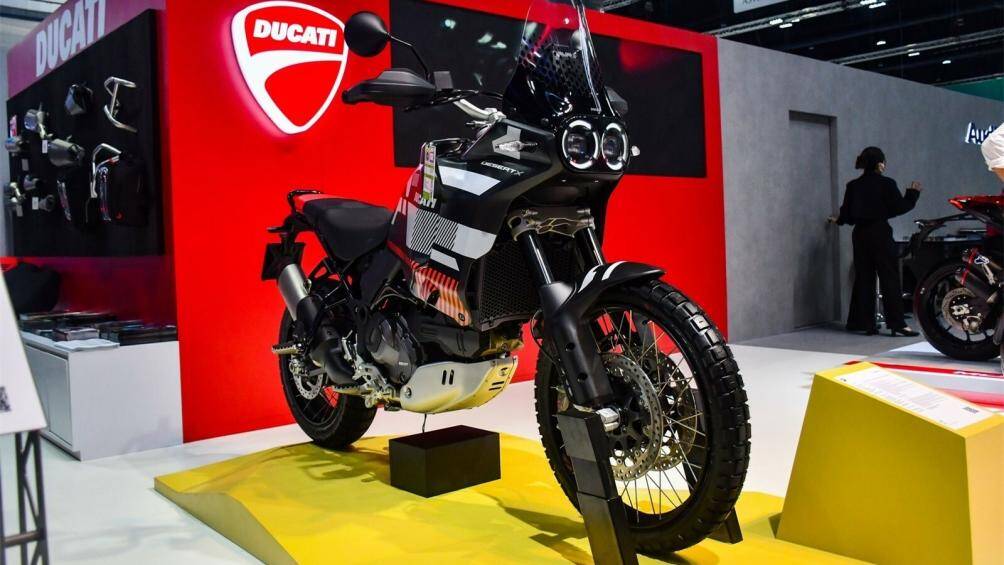 Ducati DesertX RR22 mang vẻ ngoài bụi bặm, mạnh mẽ với 3 màu trắng, đen, đỏ kết hợp
