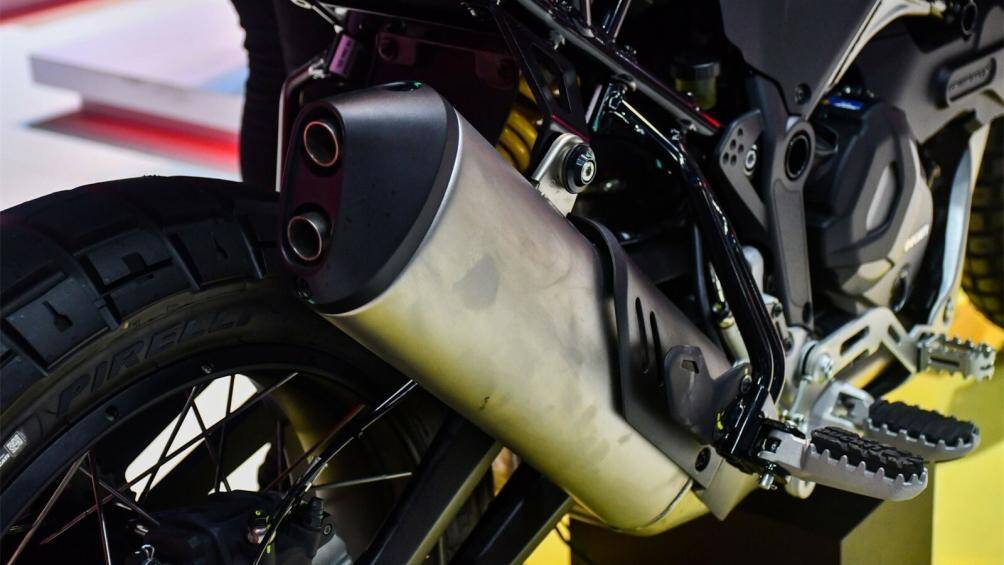 Bộ mâm nan hoa với kích thước 21 inch ở phía trước và 18 inch ở phía sau, khoảng sáng gầm của DesertX được nâng lên mức 250 mm