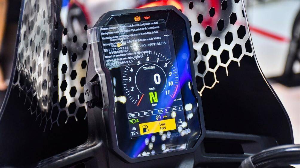 Đồng hồ của DesertX là dạng kỹ thuật số kích thước 5 inch đặt dọc, khác với đồng hồ nằm ngang truyền thống