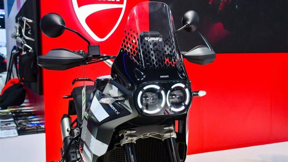 Cụm đèn trước kiểu đèn đôi hình tròn khá cổ điển, dù ẩn bên trong là công nghệ LED hoàn toàn