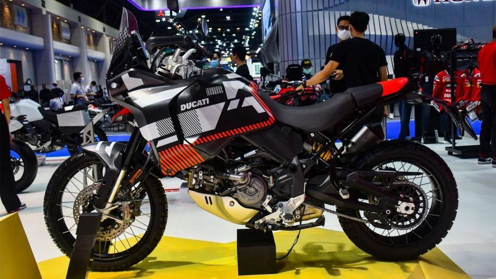 Xe sở hữu quây gió hai bên vuốt cao lên cụm đèn trước. Phần thân, xe không quá đồ sộ, cơ bắp với yên xe phẳng kéo dài đến phần đèn hậu