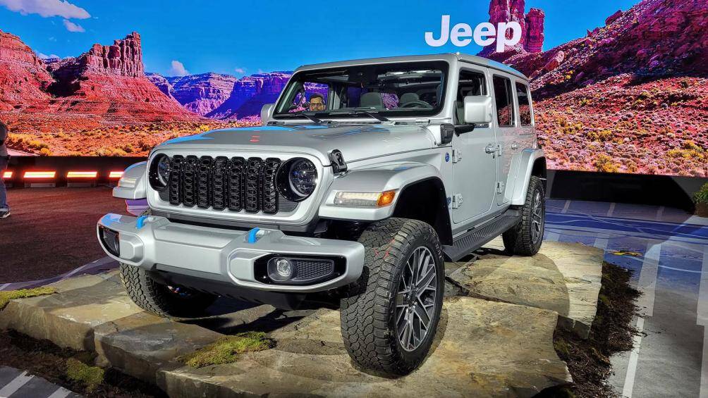 Các khe của lưới tản nhiệt được thiết kế lại để tăng khả năng làm mát động cơ. Lưới tản nhiệt mới cũng thêm không gian cho tời Warn lực kéo hơn 3,6 tấn