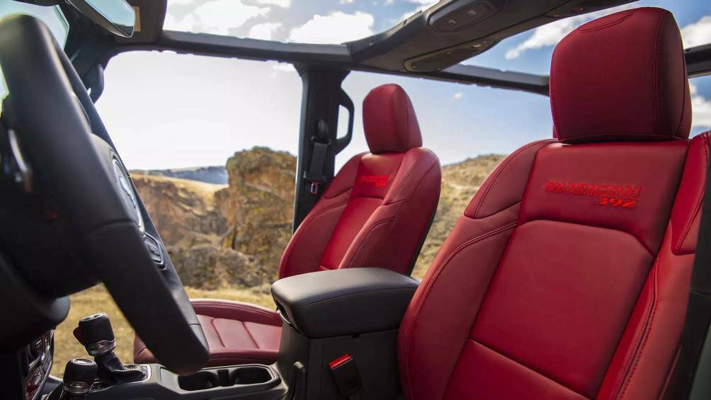 Thay đổi này khiến khe gió điều hoà trung tâm tròn ở 2 bên màn hình cũ đã được chuyển thành các khe dưới màn hình