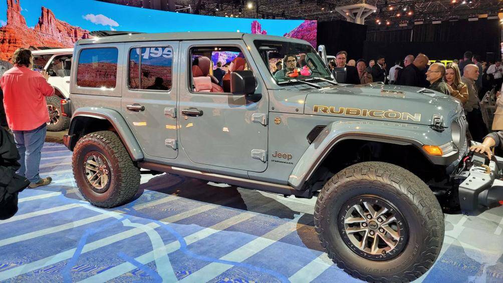 Phiên bản nâng cấp giữa vòng đời của mẫu xe địa hình Jeep Wrangler được thay đổi nhẹ ở ngoại thất, nâng cấp công nghệ và thêm 2 phiên bản