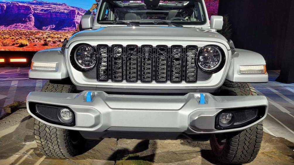 Jeep đã tân trang lại lưới tản nhiệt 7 thanh mang tính biểu tượng của Wrangler, làm cho nó nhỏ hơn