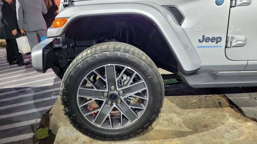 Cùng với lưới tản nhiệt mới, Jeep cung cấp rất nhiều tùy chọn bánh xe mới có đường kính 17 inch cho đến 20 inch