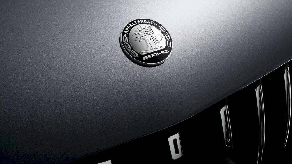 Xe còn có các tiện ích khác như cửa sổ trời toàn cảnh, hệ thống ống xả AMG Performance, hệ thống âm thanh Burmester, ghế trước có sưởi và làm mát...