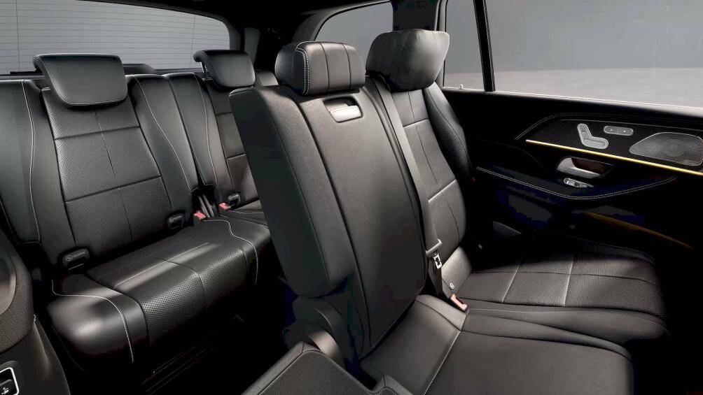 Các mẫu xe được trang bị gói Parking Package và camera 360 độ cũng có chức năng nắp ca-pô trong suốt