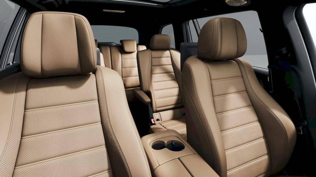 Xe sở hữu 3 hàng ghế với 7 chỗ ngồi ở trạng thái tiêu chuẩn và có tùy chọn 6 chỗ với hàng ghế thứ hai