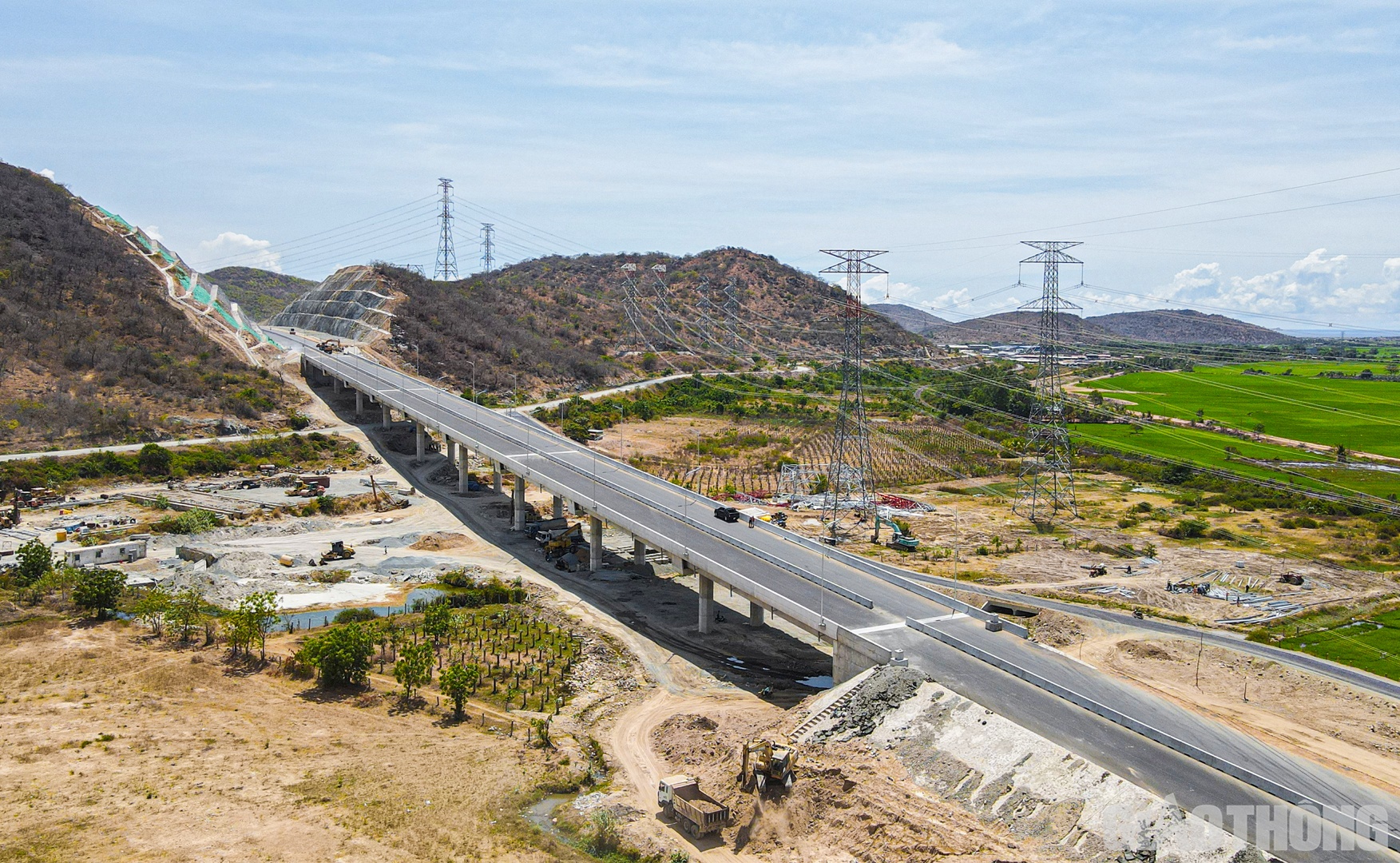 Trên phạm vi gói thầu XL1, 20 km tuyến chính đi qua 4 đồi đá đã cơ bản được hoàn thành
