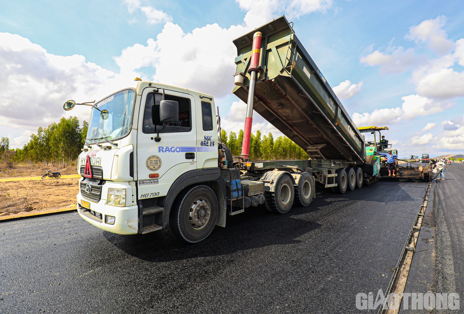 Tại gói thầu XL3 dự án Vĩnh Hảo - Phan Thiết, công tác thảm bê tông nhựa cũng đang được tăng tốc