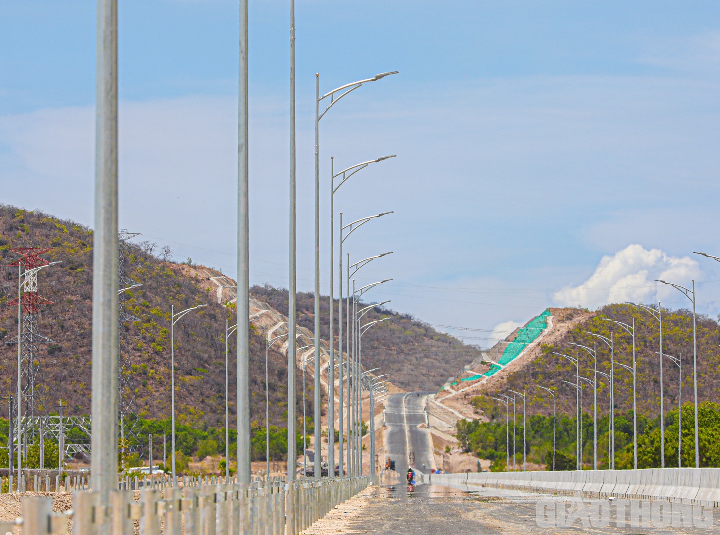 Đảm nhận thi công toàn bộ hạng mục ATGT gói thầu XL1, 7 km đường và 3 cầu vượt ngang, 4 cầu tuyến chính, ông Ngô Sỹ Danh, Chỉ huy trưởng thuộc Tổng công ty Thăng Long cho biết, tính đến nay, sản lượng thi công hệ thống ATGT đã đạt 40%, khối lượng thảm bê tông nhựa C12,5 còn 2,5 km sẽ được hoàn thành trước ngày 20/4