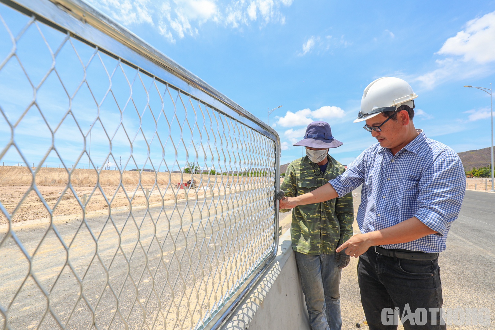 Ông Lê Anh Tuấn (áo xanh),Chỉ huy trưởng gói thầu XL1 cho biết, tính đến nay, sản lượng thi công gói thầu đạt hơn 90% giá trị hợp đồng